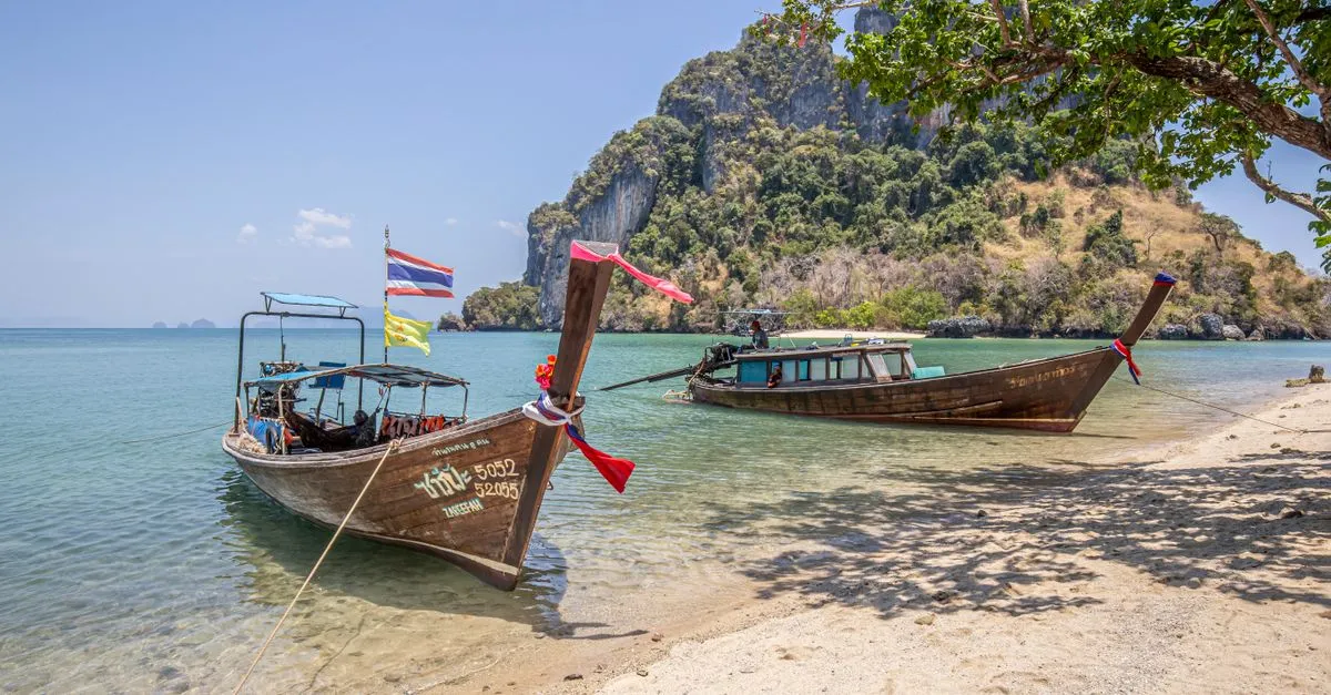 เรือหางยาวในทะเลอันดามันที่เงียบสงบ